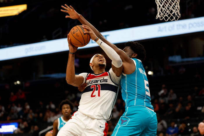 Washington Wizards center Daniel Gafford (21) shoots the ball as Charlotte Hornets center Mark Williams (5) defends in the fourth quarter at Capital One Arena.